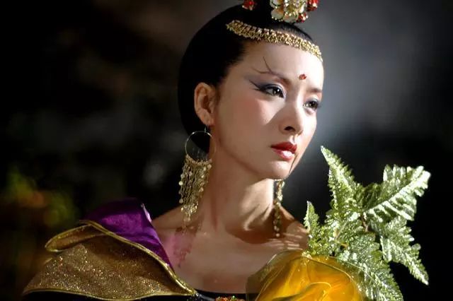 紫玉被扔下去后,操蛇神让她起死回生,做了娘娘,成了神仙.