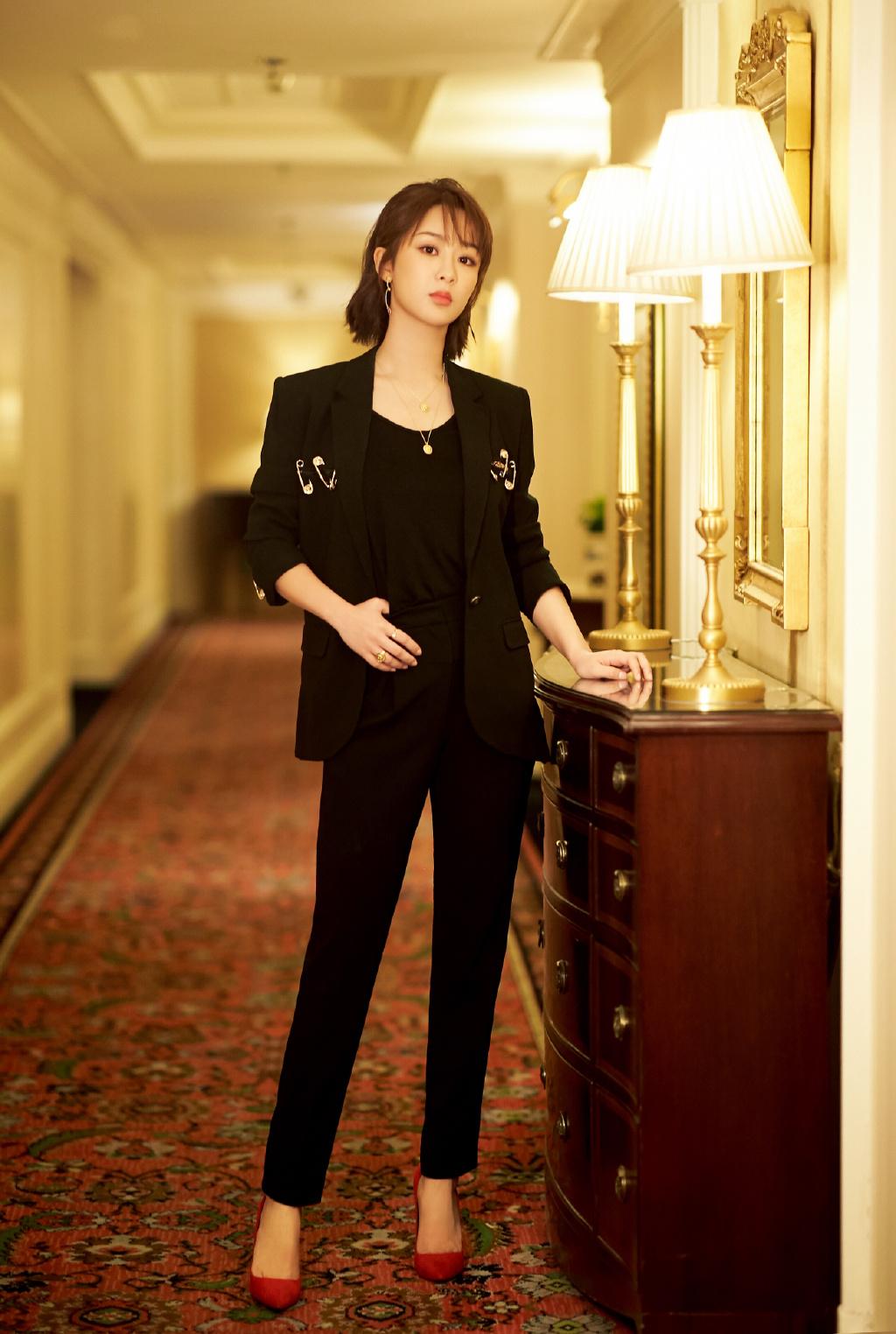 原创杨紫一袭格纹西装优雅干练,堪称职场穿搭范本,气质让人惊艳