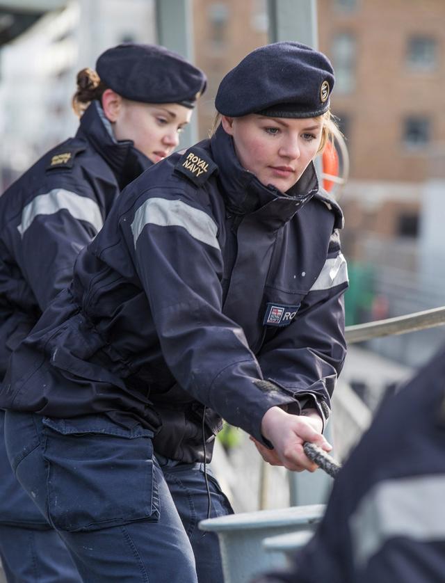 英军35名女兵全意外怀孕,军方下令不准追查,俄:还打什么伊朗?