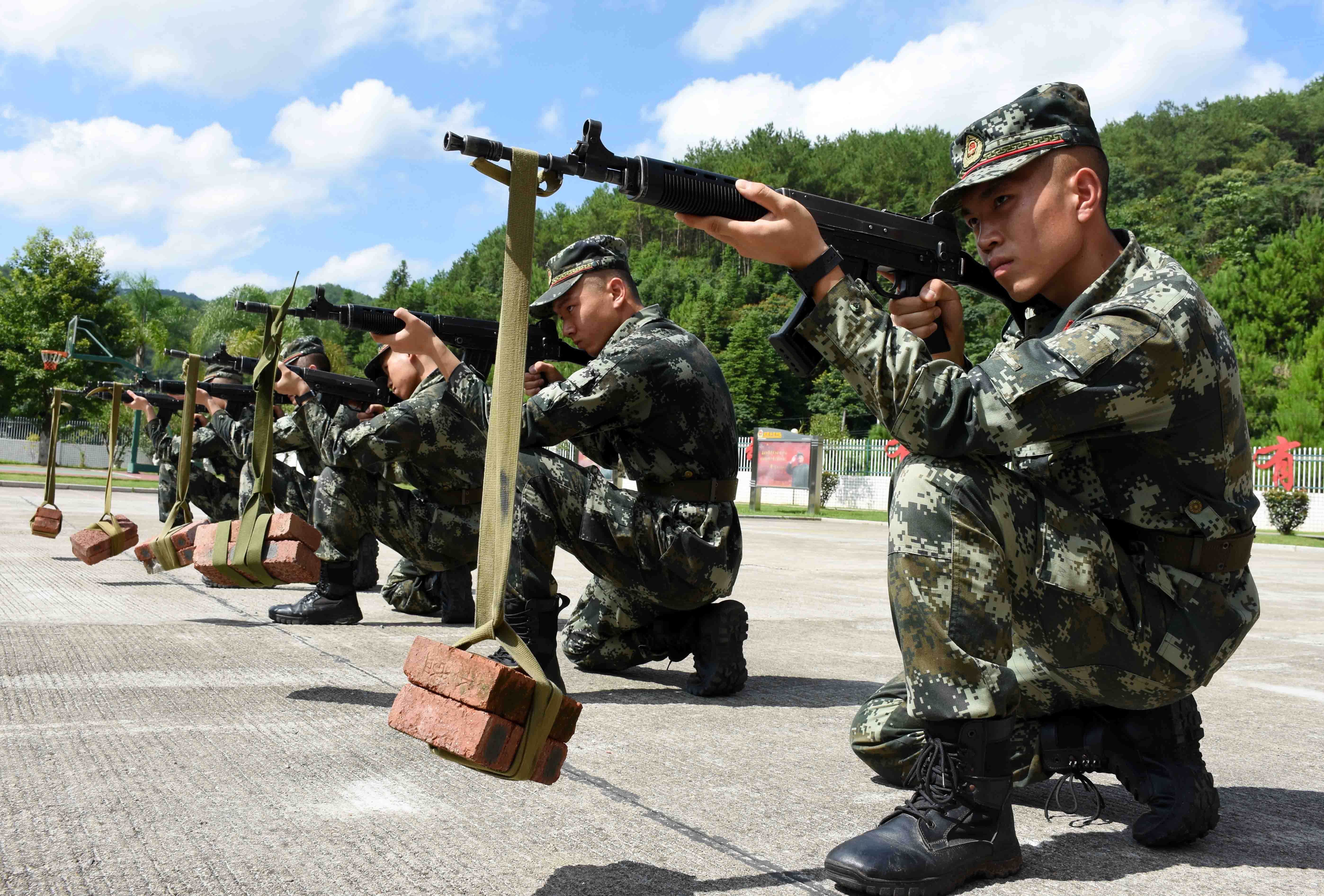 迎八一"军事训练热潮,冒酷暑练精兵,加强各种军事科目训练,锤炼战斗