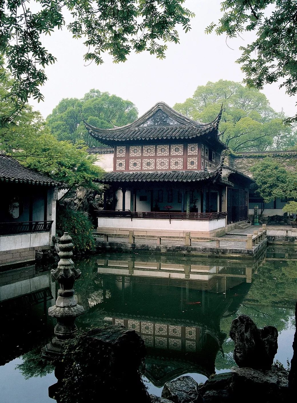 在色彩上,北方私家园林建筑色彩更为艳丽,园墙多用虎皮石,屋宇之墙多