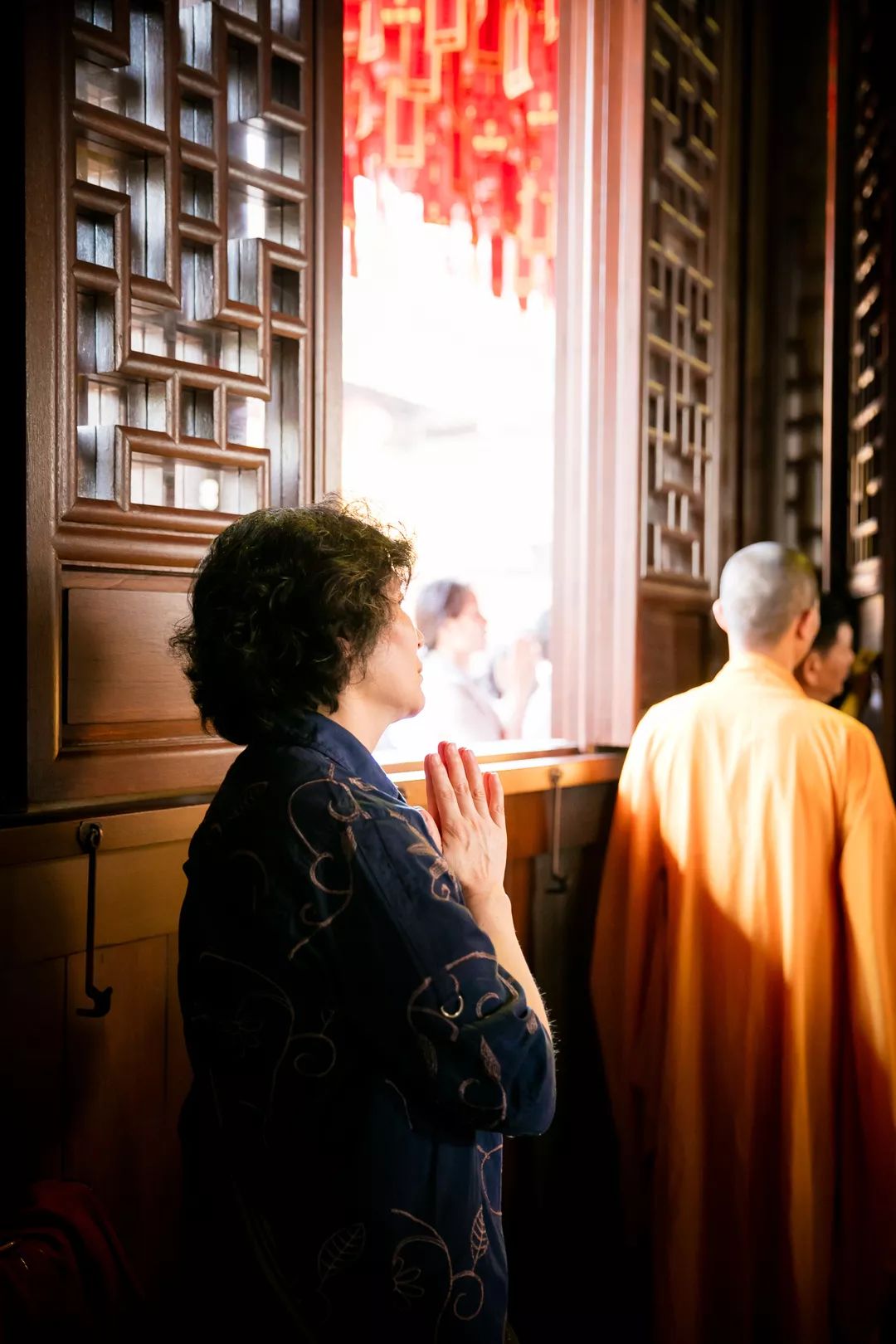 在家居士该如何护持三宝和道场