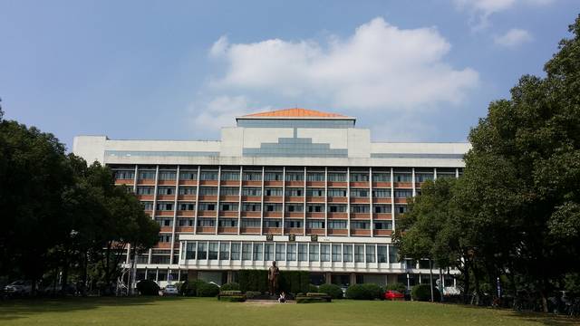 浙江大学,由教育部直属,位列"211工程","985工程","世界一流大学和一