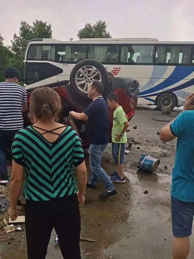 邵陽這裡發生一起嚴重車禍,摩托司機當場死亡!