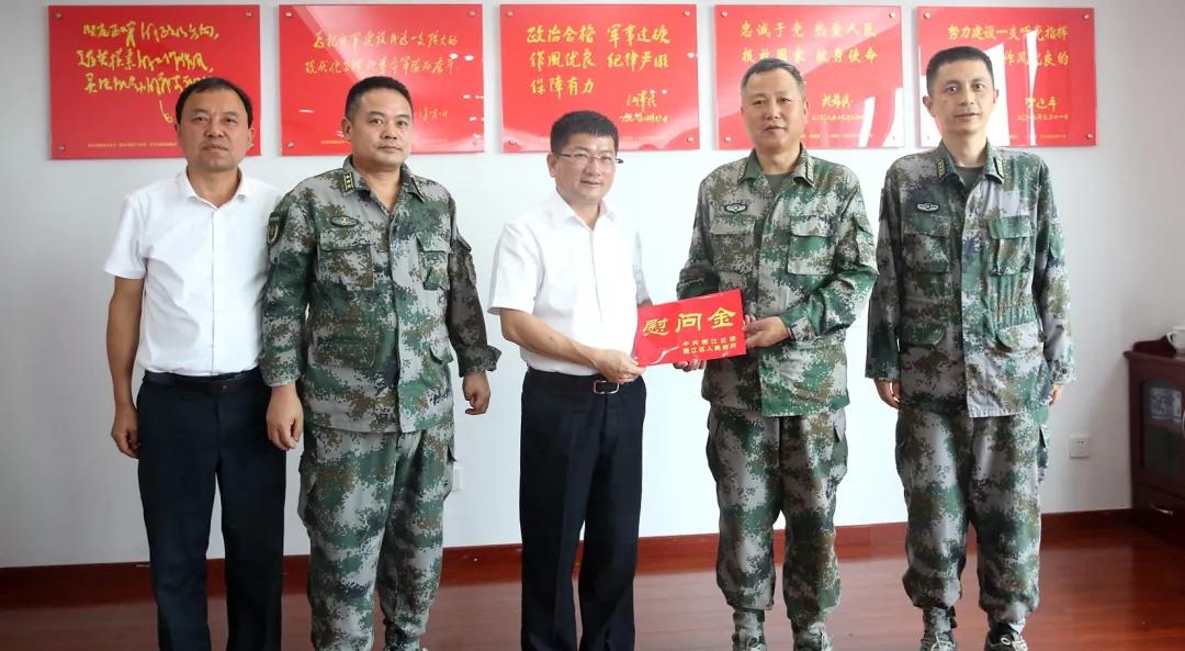 7月30日下午,区委书记周向军先后来到衢州军分区和省一监,走访慰问