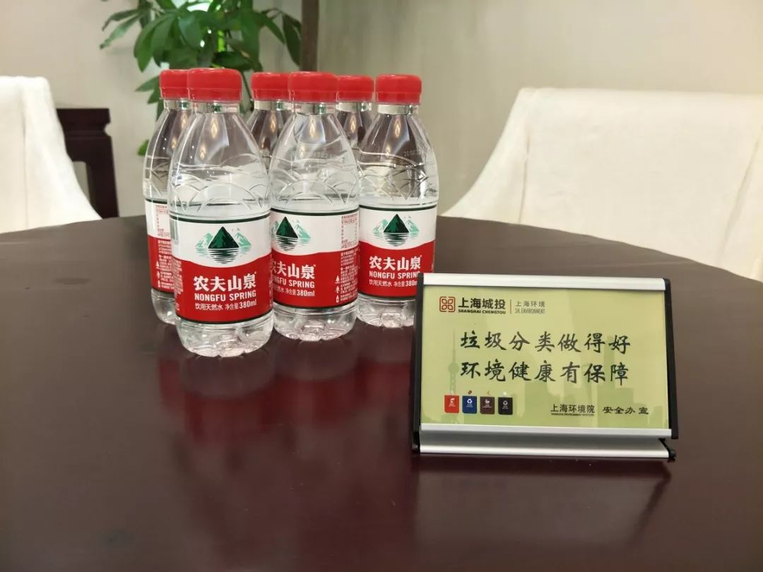 会议室桌面垃圾分类提示语▲打印机旁边配置碎纸机,废纸框,废塑料瓶