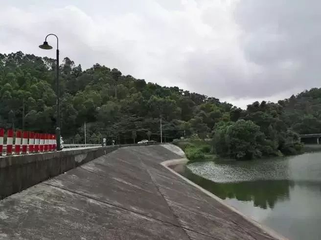 阳江鸳鸯湖环湖路隐患点段公告大家小心