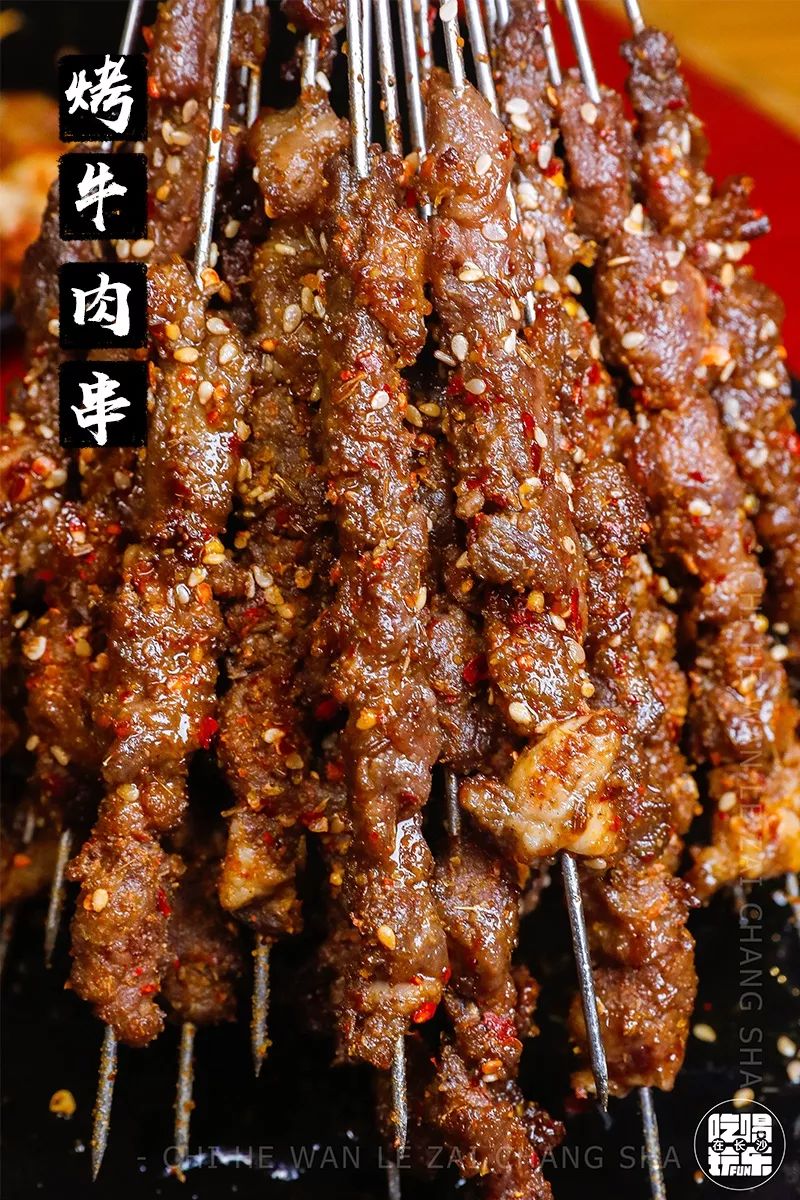 烤牛肉串撒上辣椒面和孜然粉的蚕蛹,一口下去特别带劲!