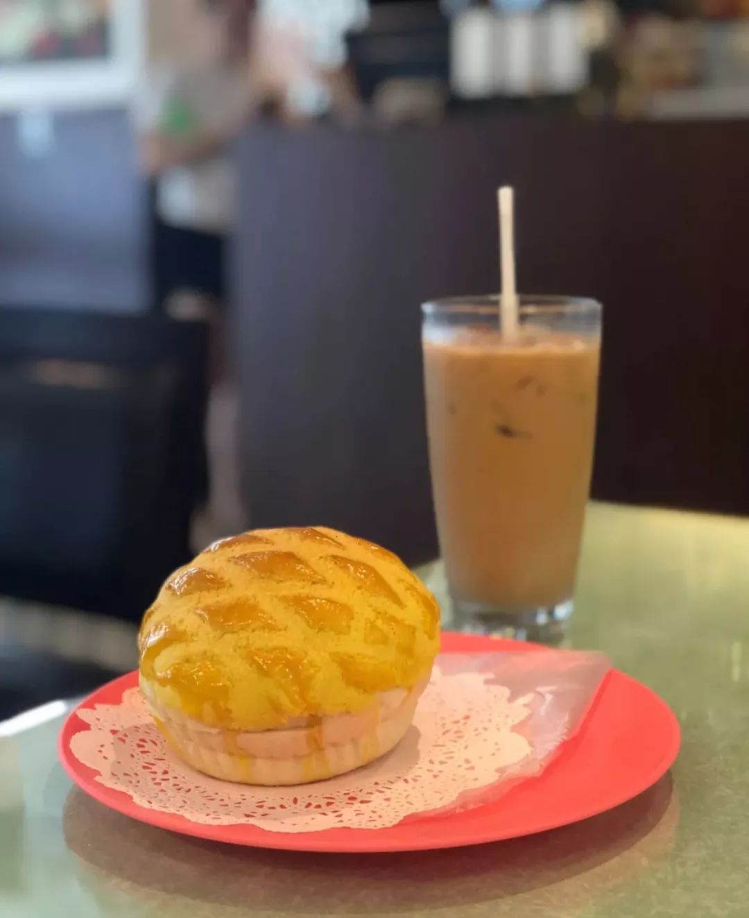 每个到店的顾客基本上都会喊一句"你好,菠萝包和奶茶~"不用很久,一盆