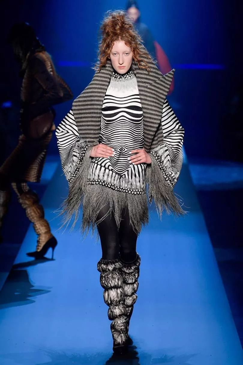 高定时装周上的创意造型设计