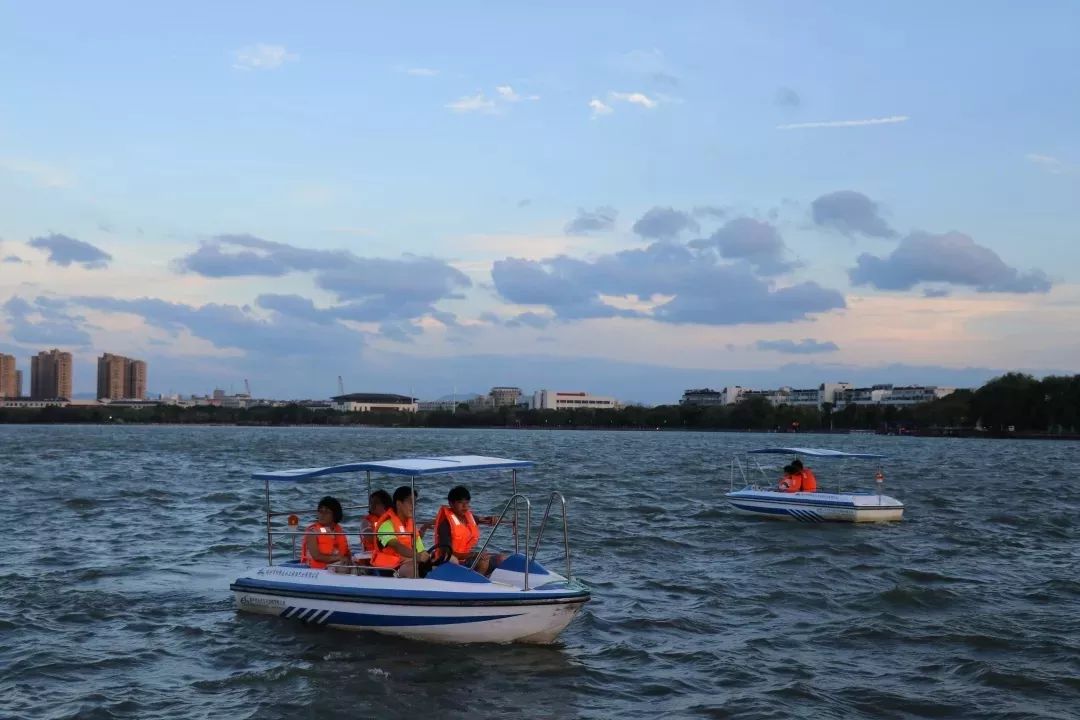 快艇50元/人左右滑动看唯美瓜渚湖夜景"瓜渚湖-坂湖"新线起航,良辰