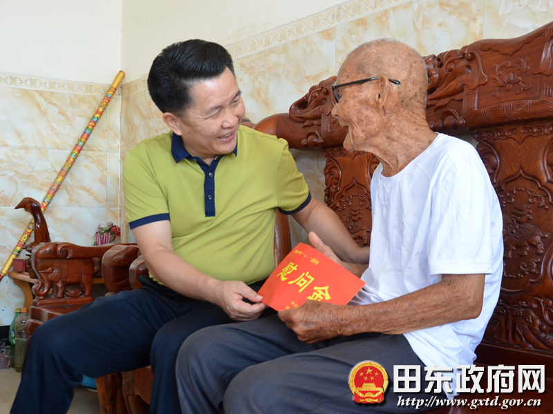 黄文明看望慰问在乡老复员军人