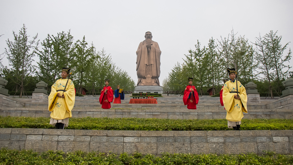 记载:"学童先换上学服,拜笔,泮池,跨壁桥,然后上成殿,拜孔,学礼