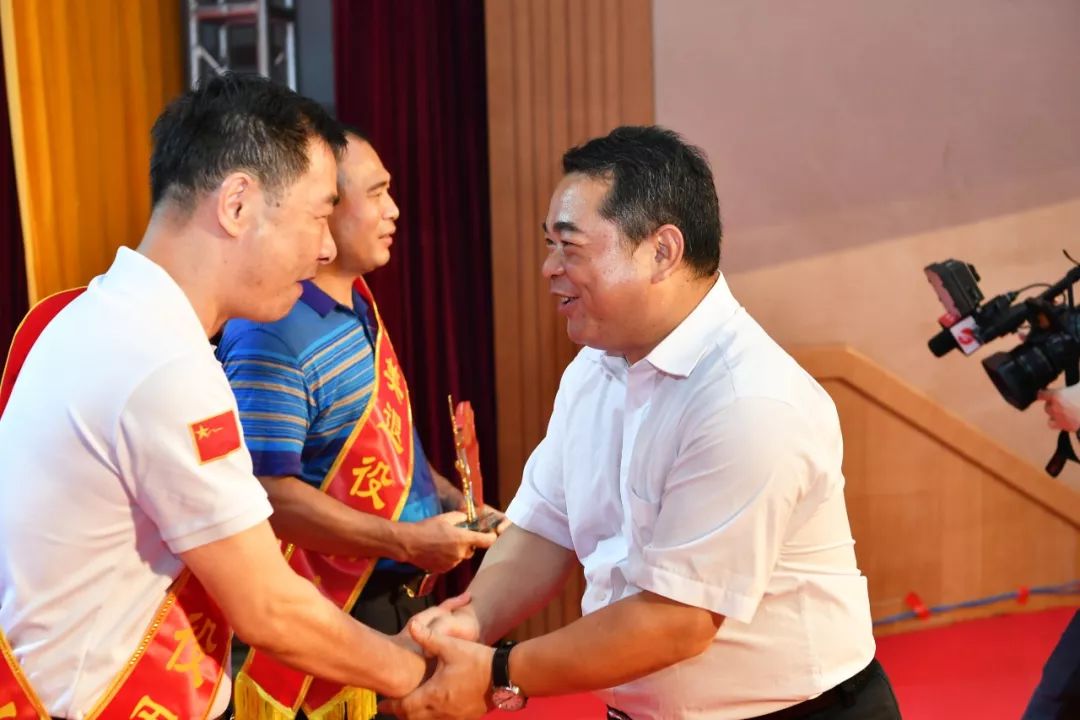 晚会上,邓卓文,王巍,黄德平,缪允东分别对10名获得源城区首届"最美