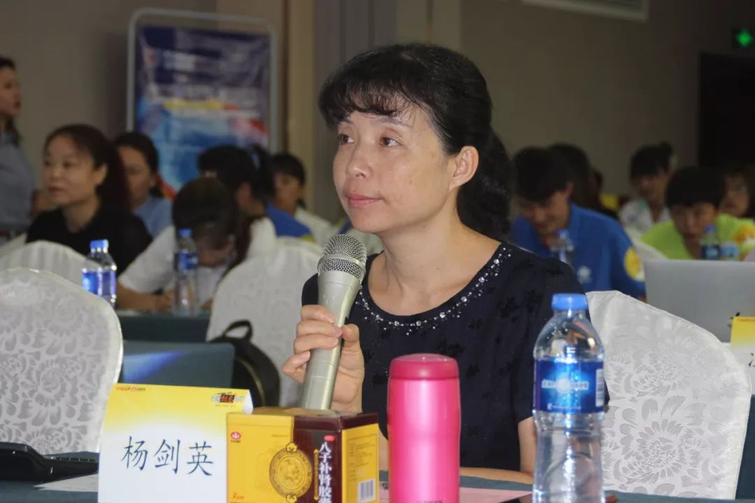 评委老师在为选手进行现场点评36位药店精英,36份精彩创意,每位选手