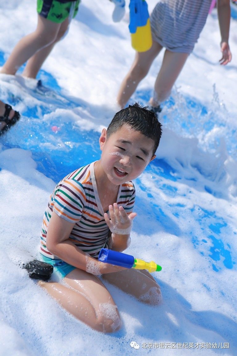 夏日欢畅打水仗