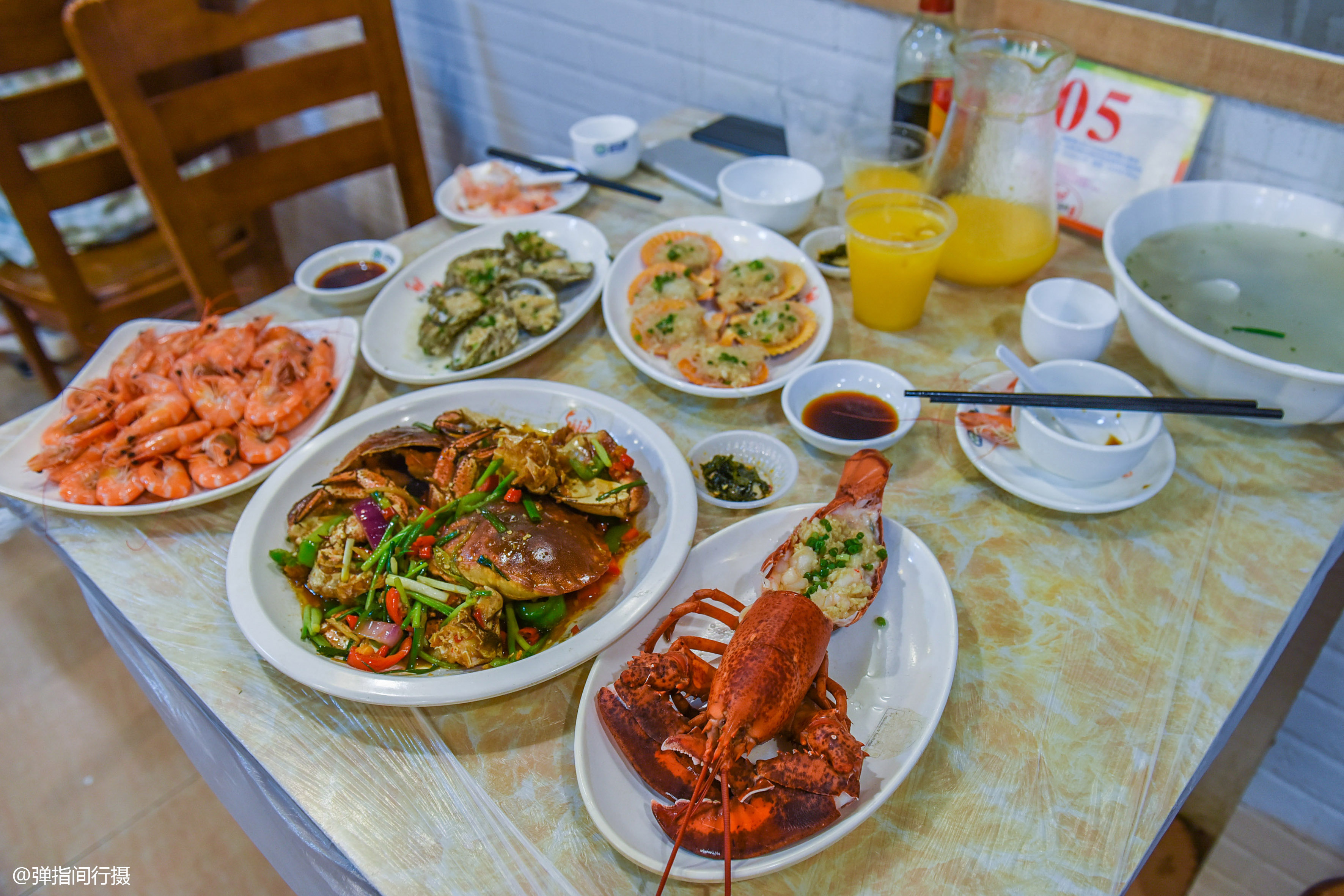 海南三亚美食深度游,吃海鲜必去的聚集地,味道正宗还不会挨宰