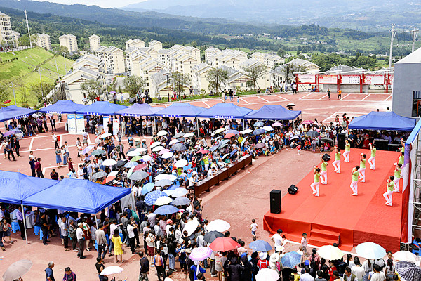 2019年感恩教育送文化下乡文艺演出活动走进腾龙岭新市民居住区图文