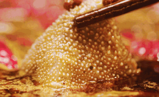 这个季节,吹着空调,吃着火锅,点上两盘毛肚,在牛油辣锅里一涮,然后蘸