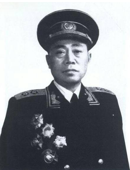 他就是黄朝天,曾经做过陈帅的警卫员,因为作出的贡献巨大,1955年时他