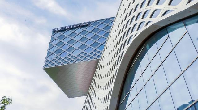 极富视觉冲击力,"悬浮"在空中的四层建筑结构独树一帜又充满科技感