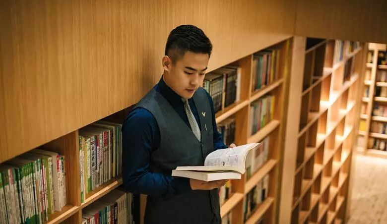 新华书店美文乐读主播范峰生命中有一段当兵的岁月