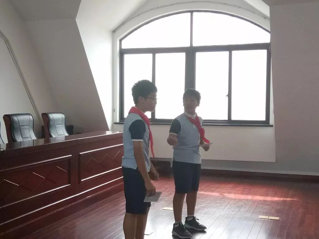 管乐高手小谌吹奏了一曲激越昂扬的《铁甲舰》,一展军魂风范.