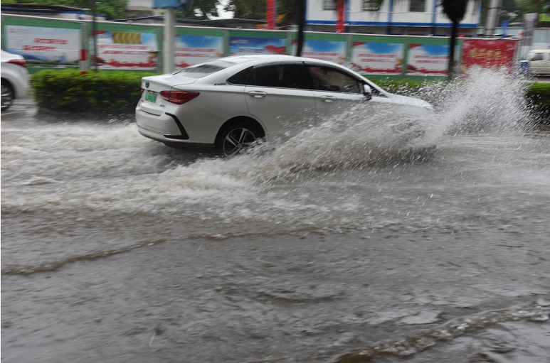 今天的雨就像杉菜离开道明寺那天下的一样大请注意出行安全