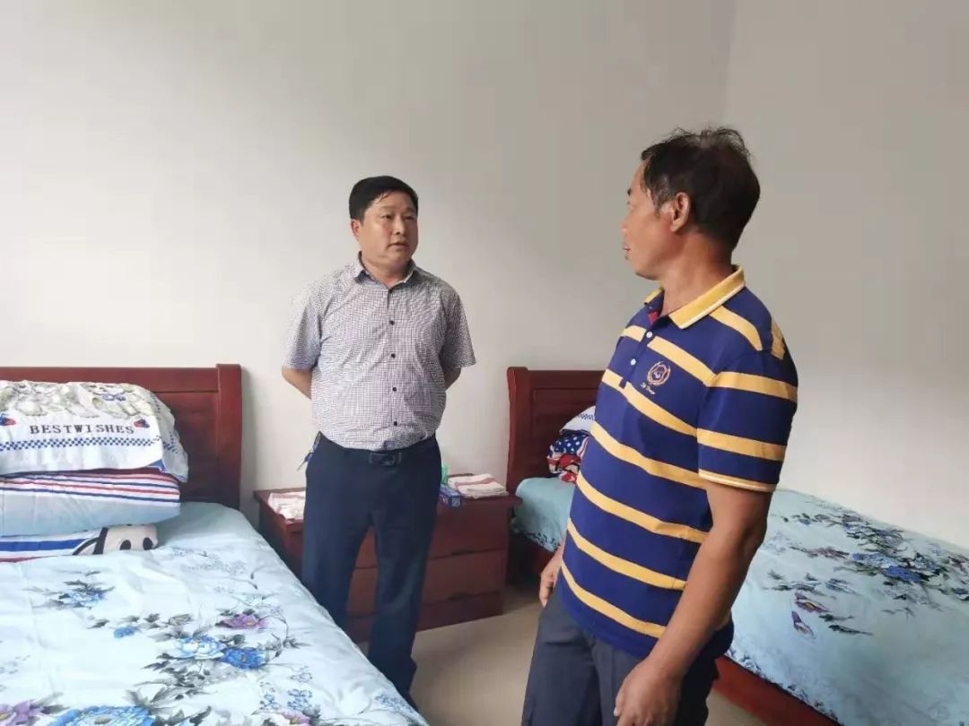 最后,谭德军表示:敬爱至恭为儿女尽孝,沉下身子为社会养老,用心用情为