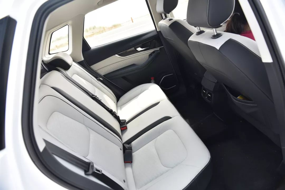 抢占自主小型suv市场,空间有惊喜,试驾一汽奔腾t33