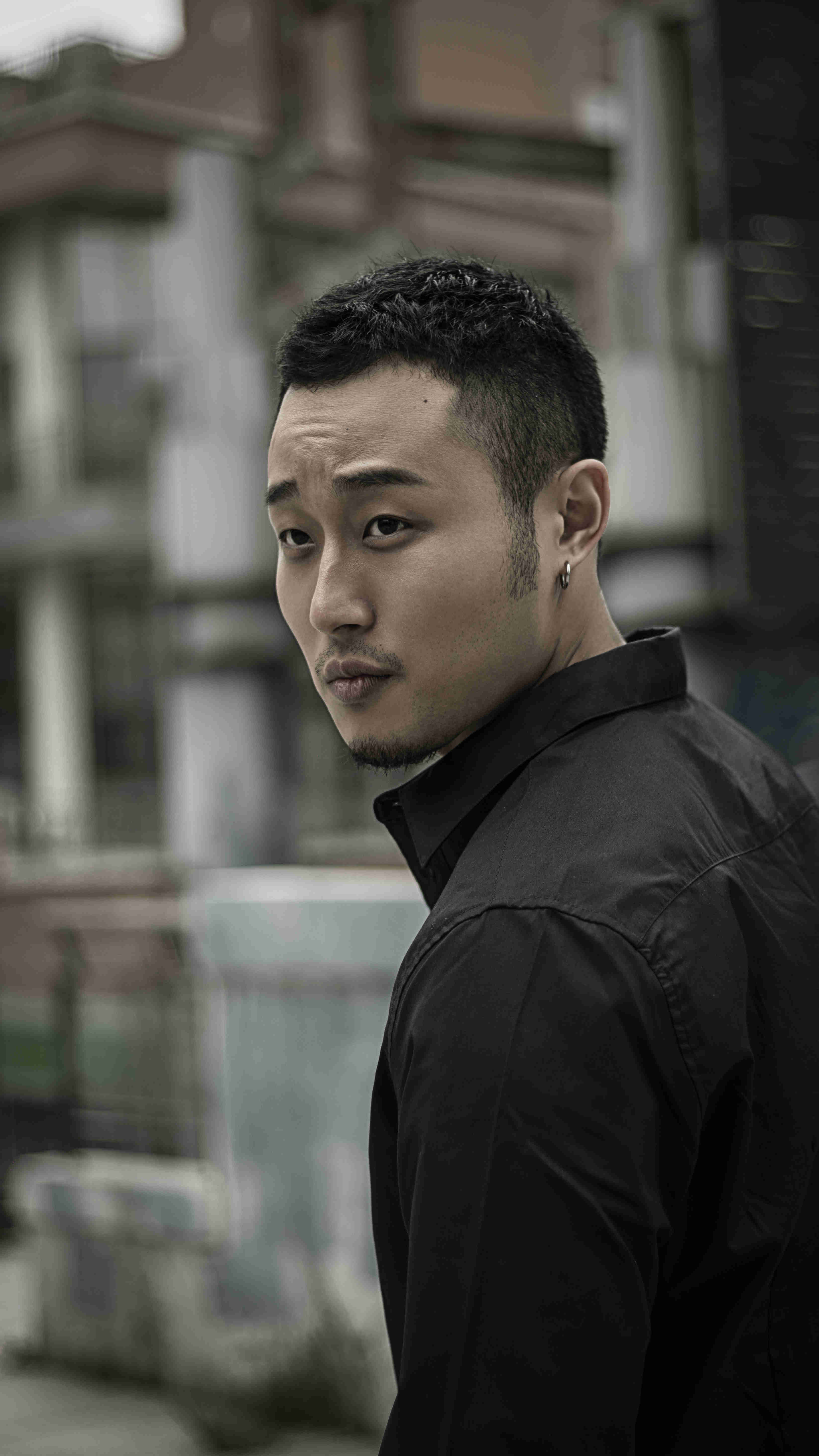 张梓豪曝最新写真 演绎时尚俊朗硬汉