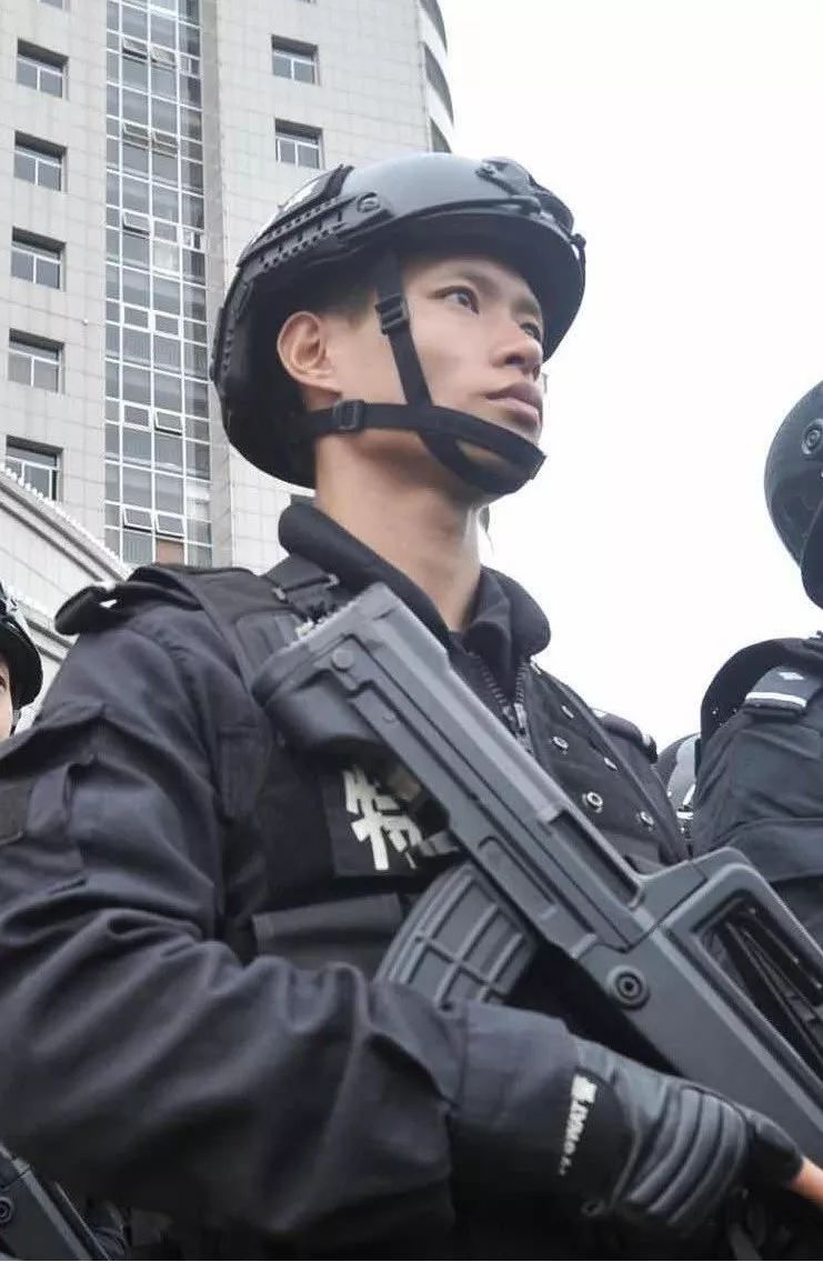 从军装到警服看湘潭公安红鹰突击队的别样风采