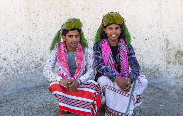 沙特阿拉伯花人部落,男人头戴花环,曾长期与世隔绝