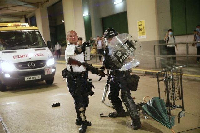 香港警察举枪对准市民?那是你没看到这一幕!
