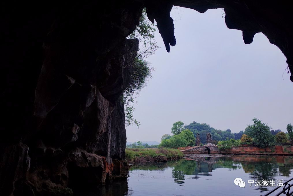 桃花岩位于宁远县城东11公里灌溪仙境景区北部的海江村.桃花岩为