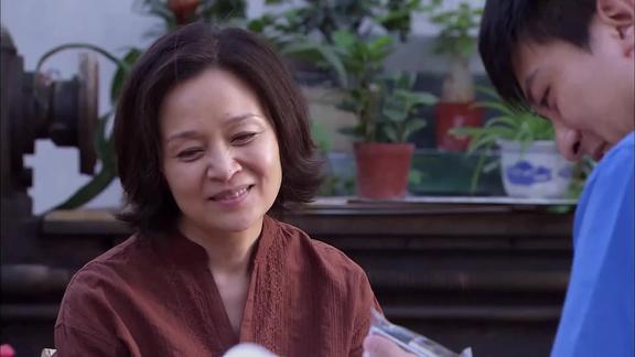 洪月娥告诉钟林钟森不是她的亲生儿子但是钟林其实早就知道了