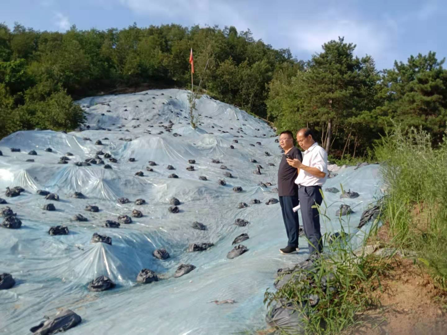 石界河镇领导到通渠村实地督查地质灾害点防御工作