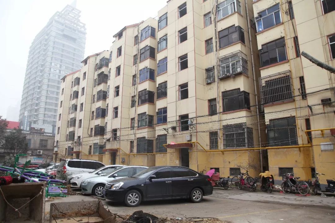 社会资金资助等多种资金保障方式,加快推进老旧住宅小区综合整治改造