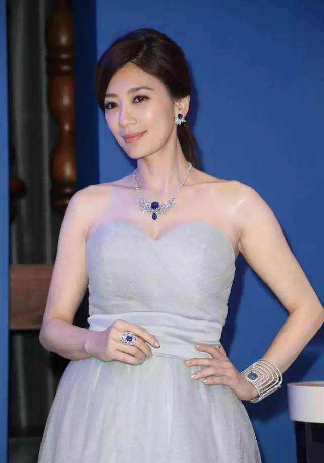 贾静雯一袭透视裙丑出新高度!网友:分分钟想撕下她下面那圈花!