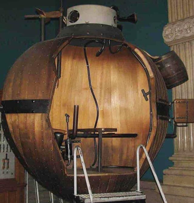 用潜艇作战是耻辱欧美也难逃真香定律8人手划顶着鱼雷就干