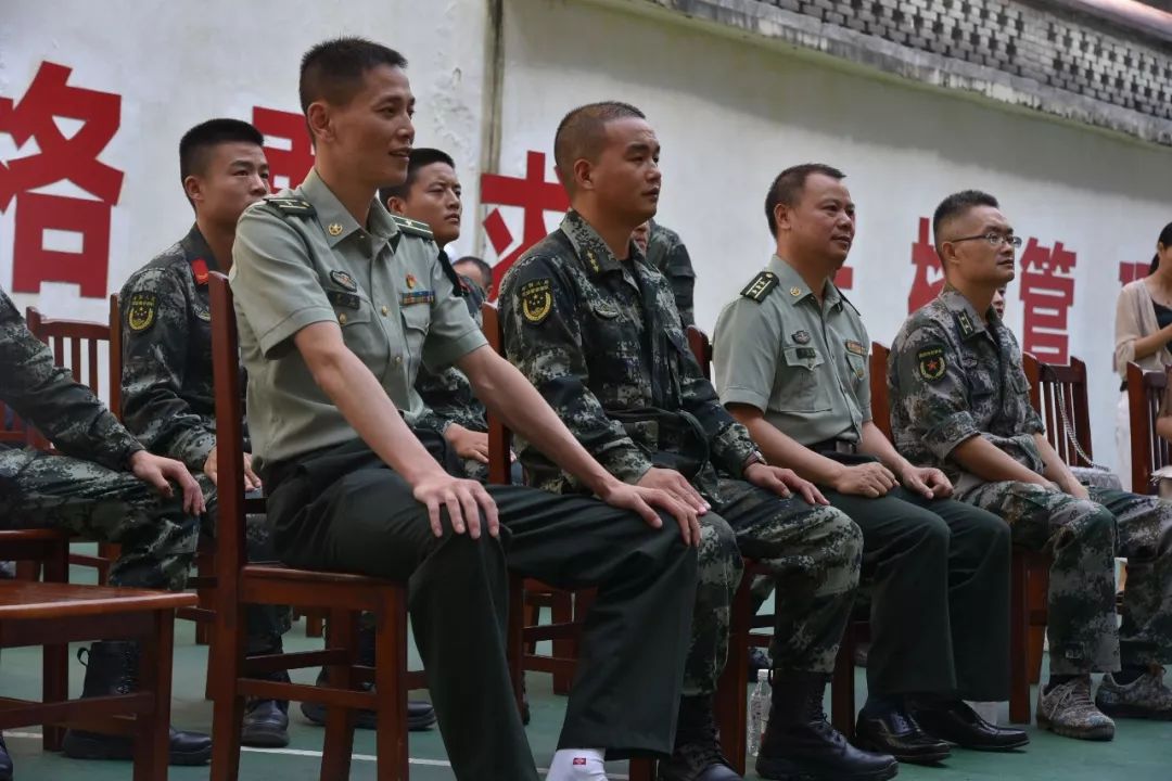 榕江县开展送文艺进军营演出活动_武警中队