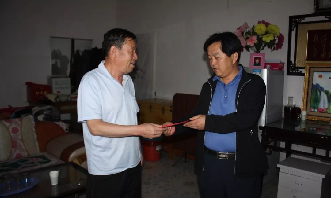 旬邑县委常委,宣传部长郭凯峰到土桥镇看望慰问退役军人.