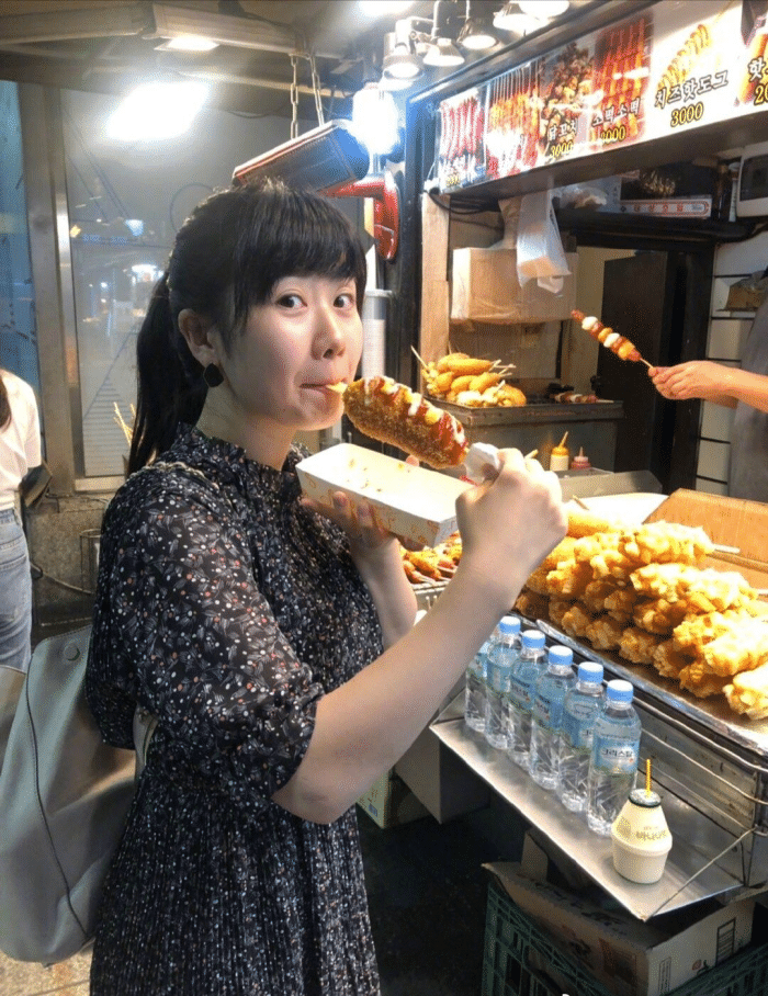 福原爱素颜现身街头吃热狗不惧高热量食物秒变吃货