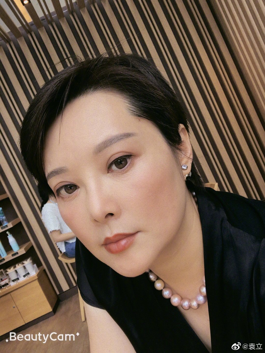 46岁袁立晒自拍打扮似贵妇,惹得老公不愿和她一起走