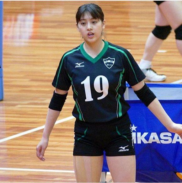 从照片可以看到,佐藤彩乃长着非常标准的瓜子脸,甜美动人.