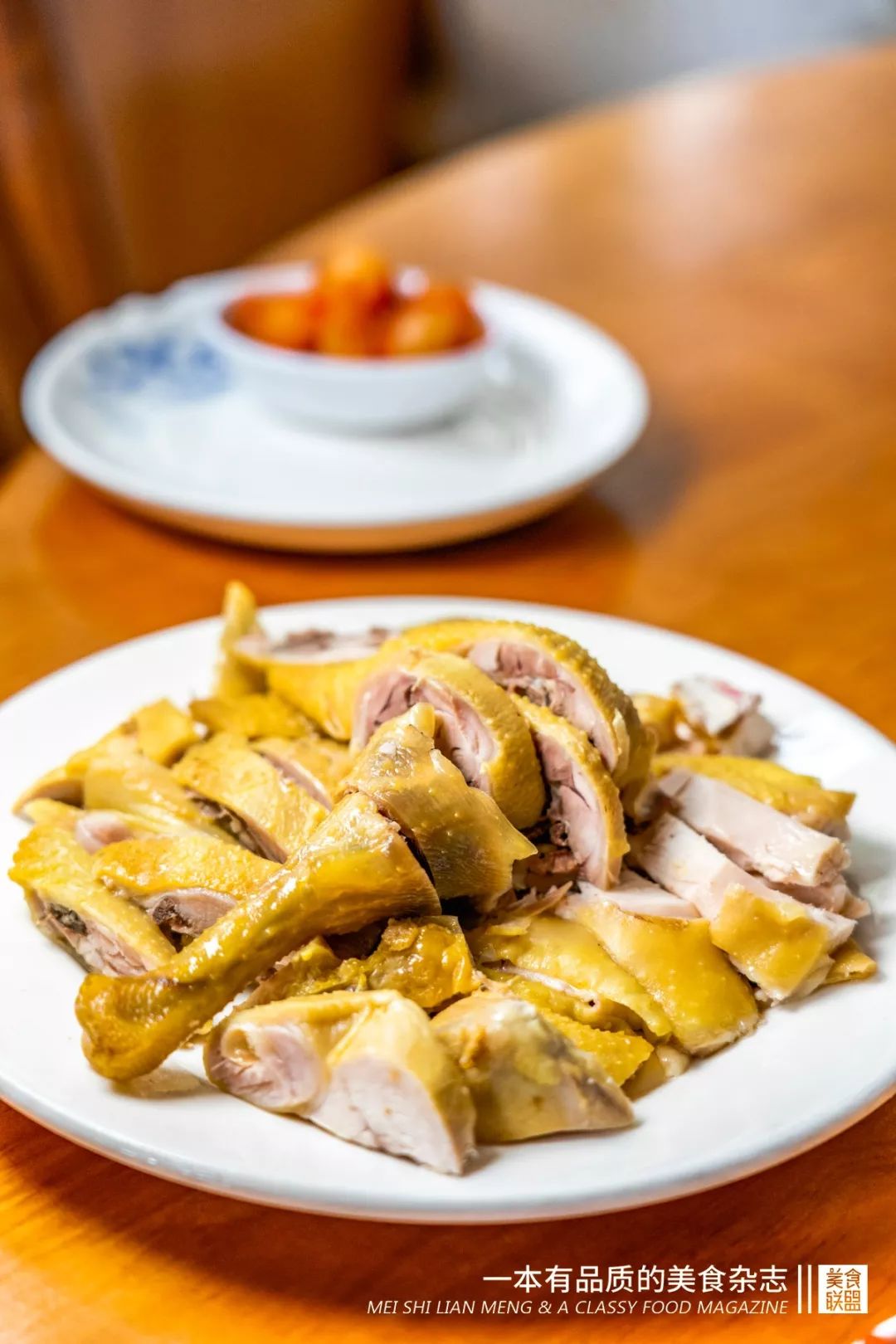 成品的凉鸡肉质鲜嫩而甜,辅以适度的酸,甜,麻,辣香料,余味无穷.