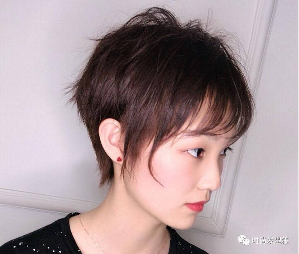 67八月最新"剃耳边"_短发