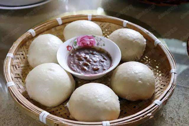 小时候吃馍能都蘸酱是多么幸福的味道!