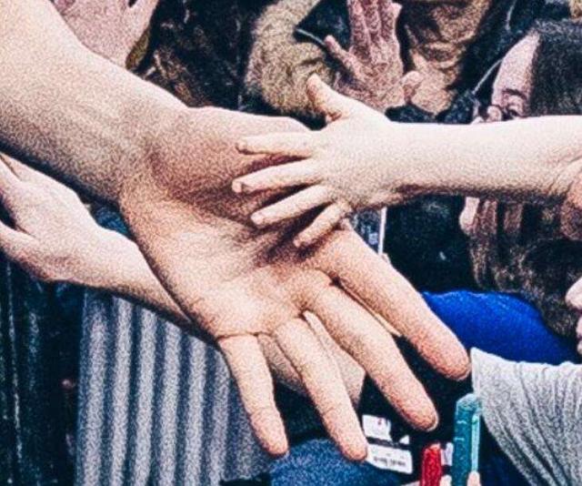 nba巨人的大手奥胖玩iphone打字难女主持对比字母哥变婴儿手