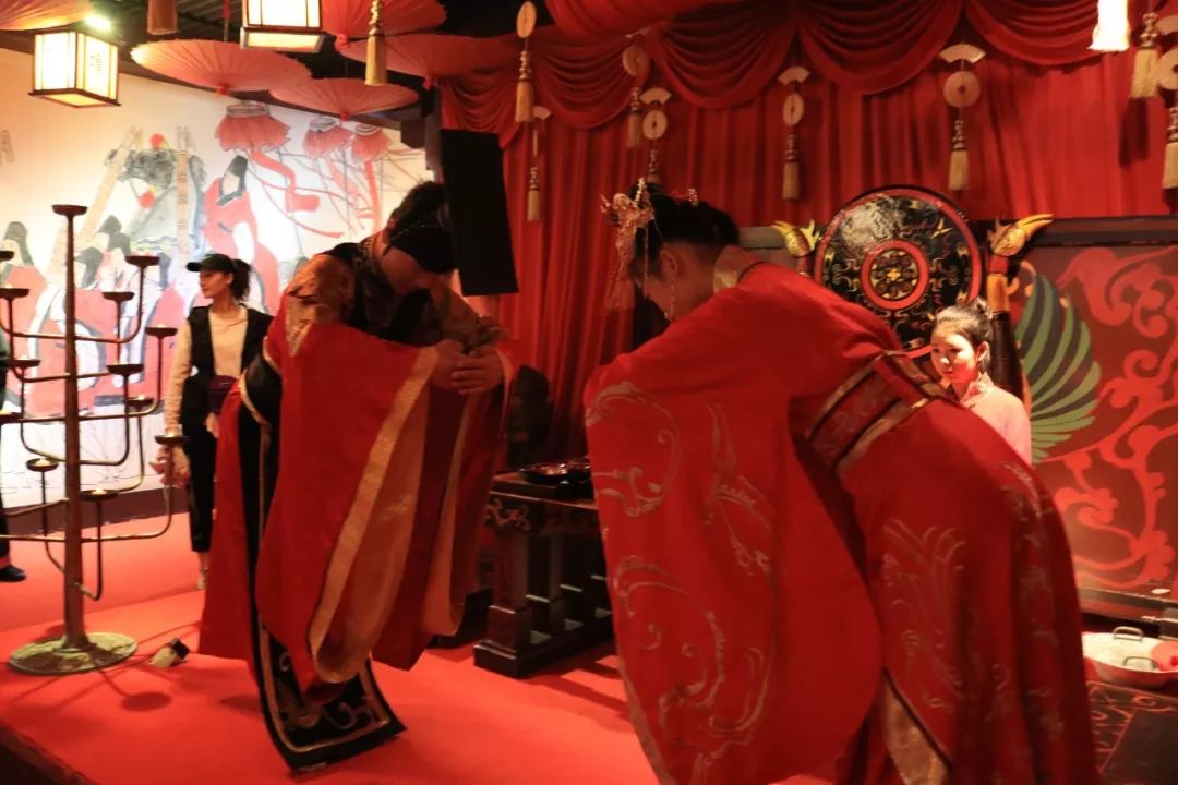 "拜贺庆吊之礼"拜贺之礼,一般行于节庆期间,是晚辈或地位低的人向尊长